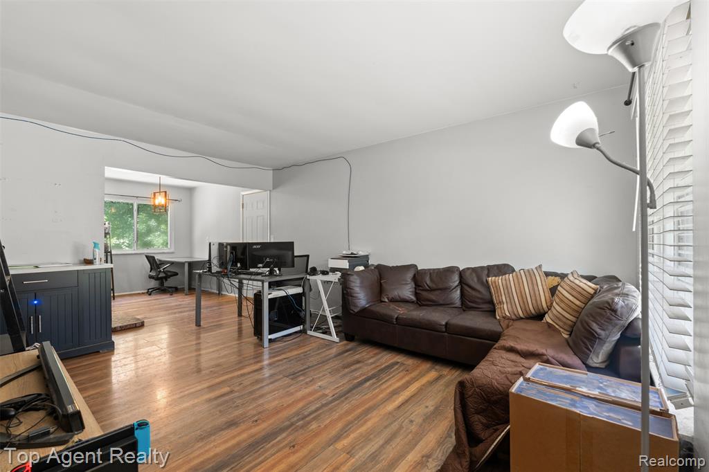 227 W Peterson Drive, Brighton, MI 48114 — Photo 4