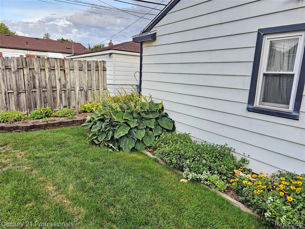 8876 Robindale, Redford, MI 48239 — Photo 32