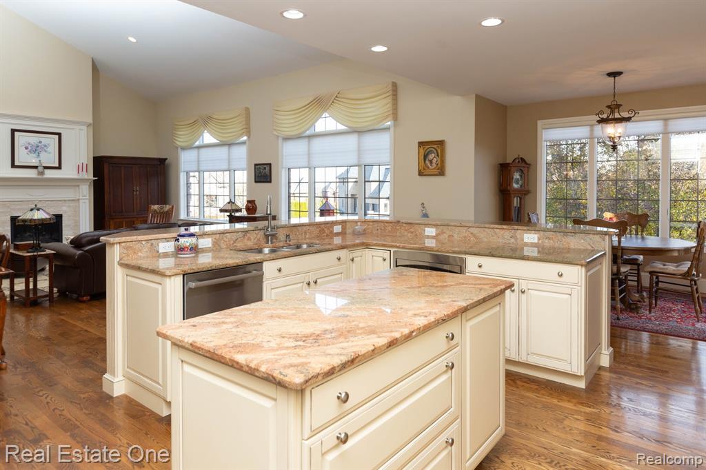 658 Langley Road, Rochester Hills, MI 48309 — Photo 32