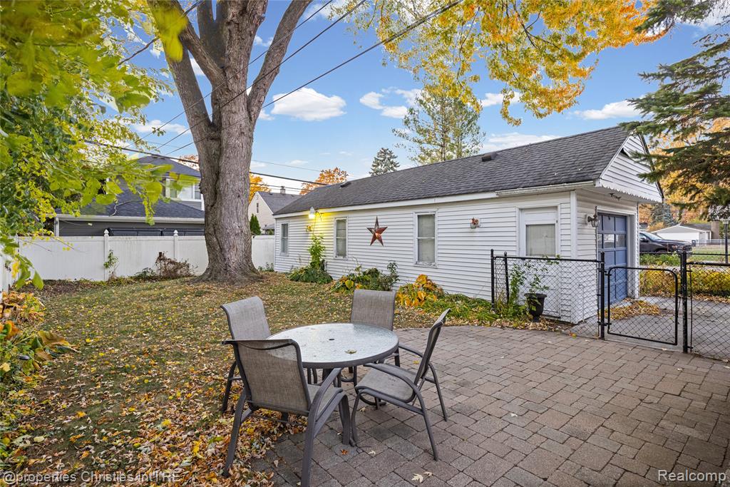 715 N Blair Avenue, Royal Oak, MI 48067 — Photo 8