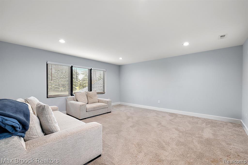 10464 Stoney Point Drive, South Lyon, MI 48178 — Photo 33
