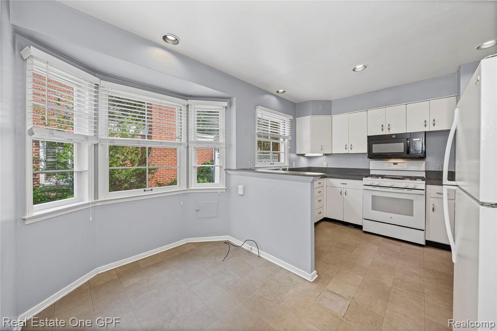438 Colonial Court, Grosse Pointe Farms, MI 48236 — Photo 10