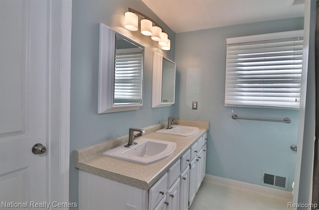 1291 WEDGEWOOD Circle, Saline, MI 48176 — Photo 16