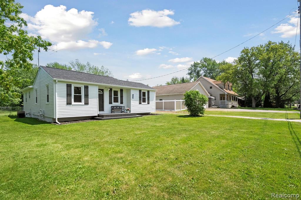 6097 Grove Avenue, Grand Blanc, MI 48439 — Photo 2
