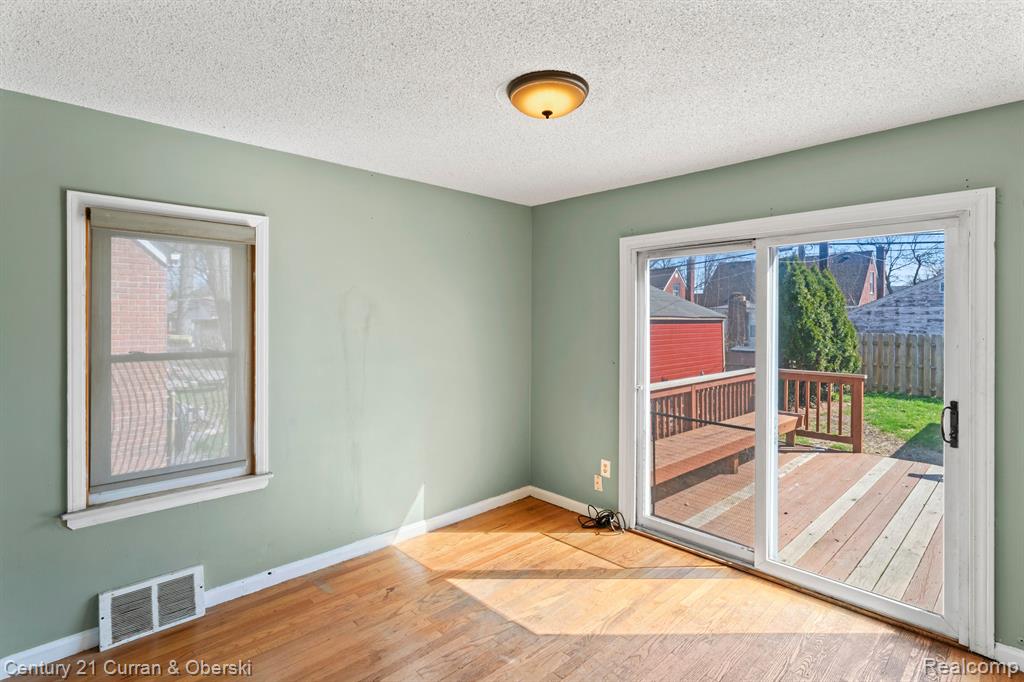 8242 RIVERDALE Street, Dearborn Heights, MI 48127 — Photo 12