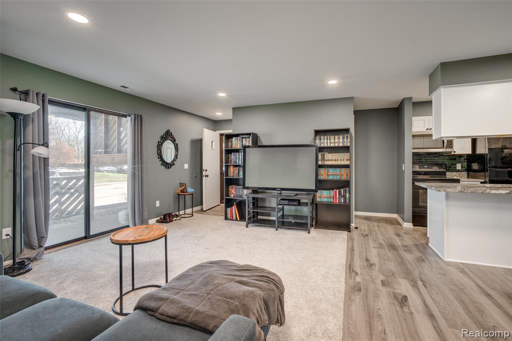 16432 Clarkson Drive, 61, Fraser, MI 48026 — Photo 4