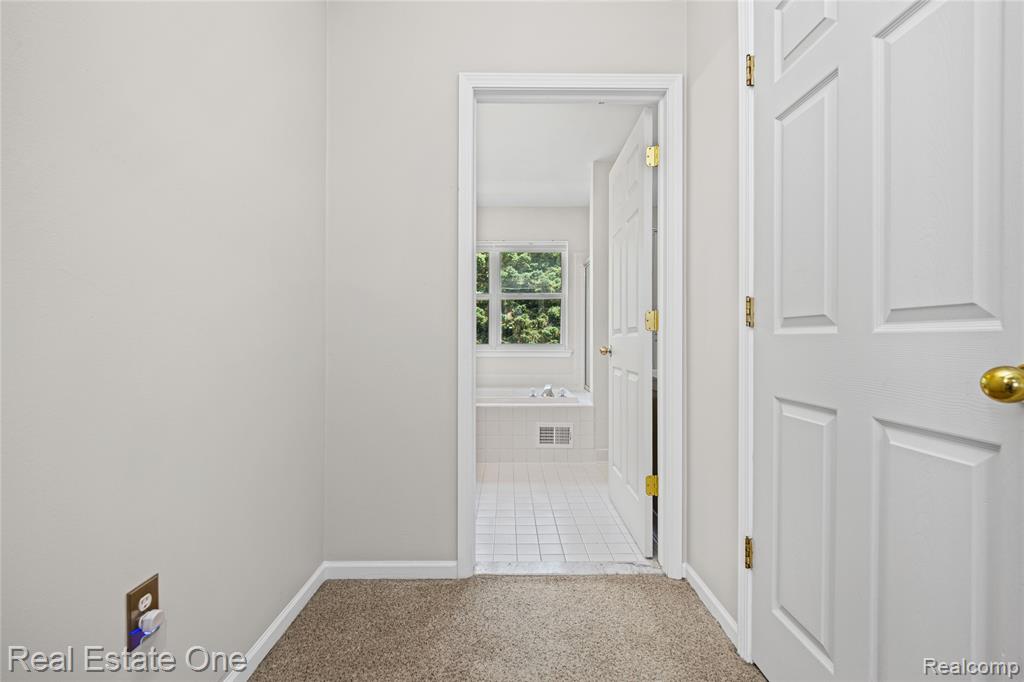 7570 Greenway Lane, West Bloomfield, MI 48324 — Photo 42