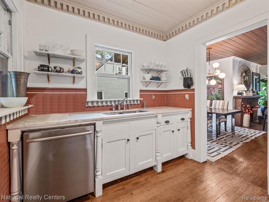 44 DEVONSHIRE Road, Pleasant Ridge, MI — Photo 9