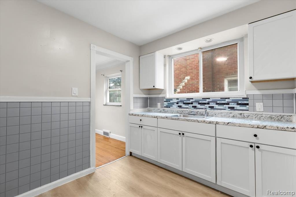 11110 Wayburn Street, Grosse Pointe, MI 48224 — Photo 8