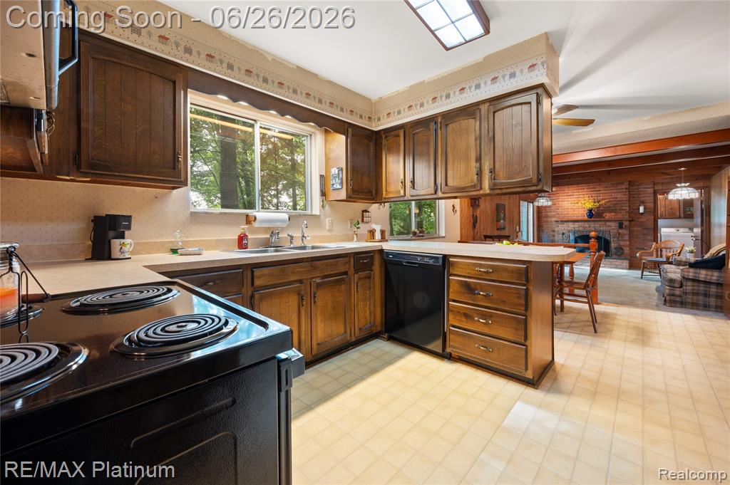 9460 Deer Park Court, Fenton, MI 48430 — Photo 11