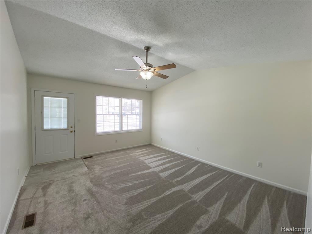 596 Yorkshire Sq. Square, 23, Milan, MI 48160 — Photo 4