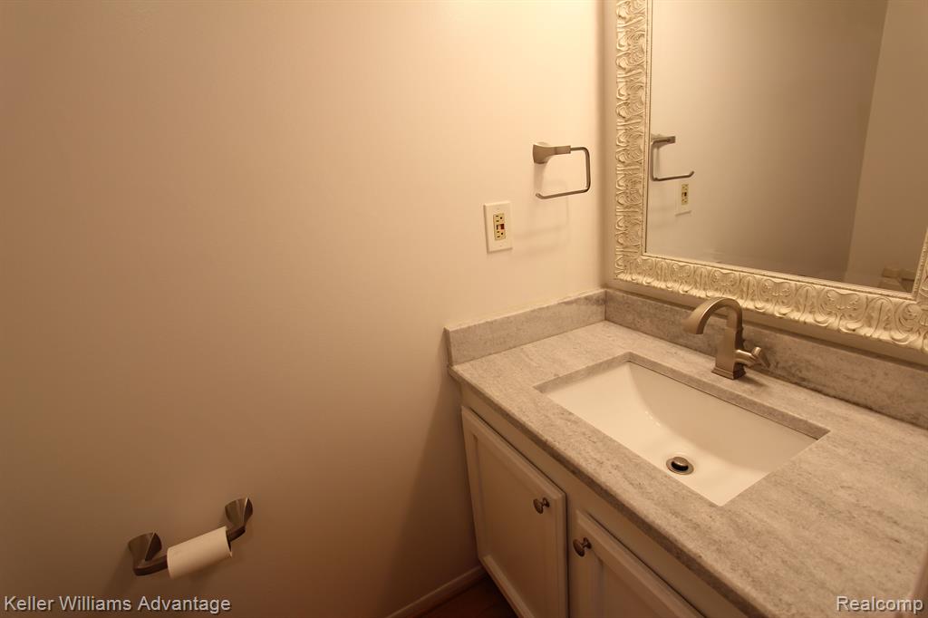 22180 Pondview, Novi, MI — Photo 21