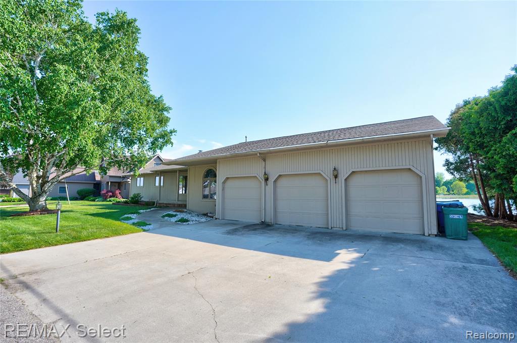 13154 Lake Shore Drive, Fenton, MI 48430 — Photo 3