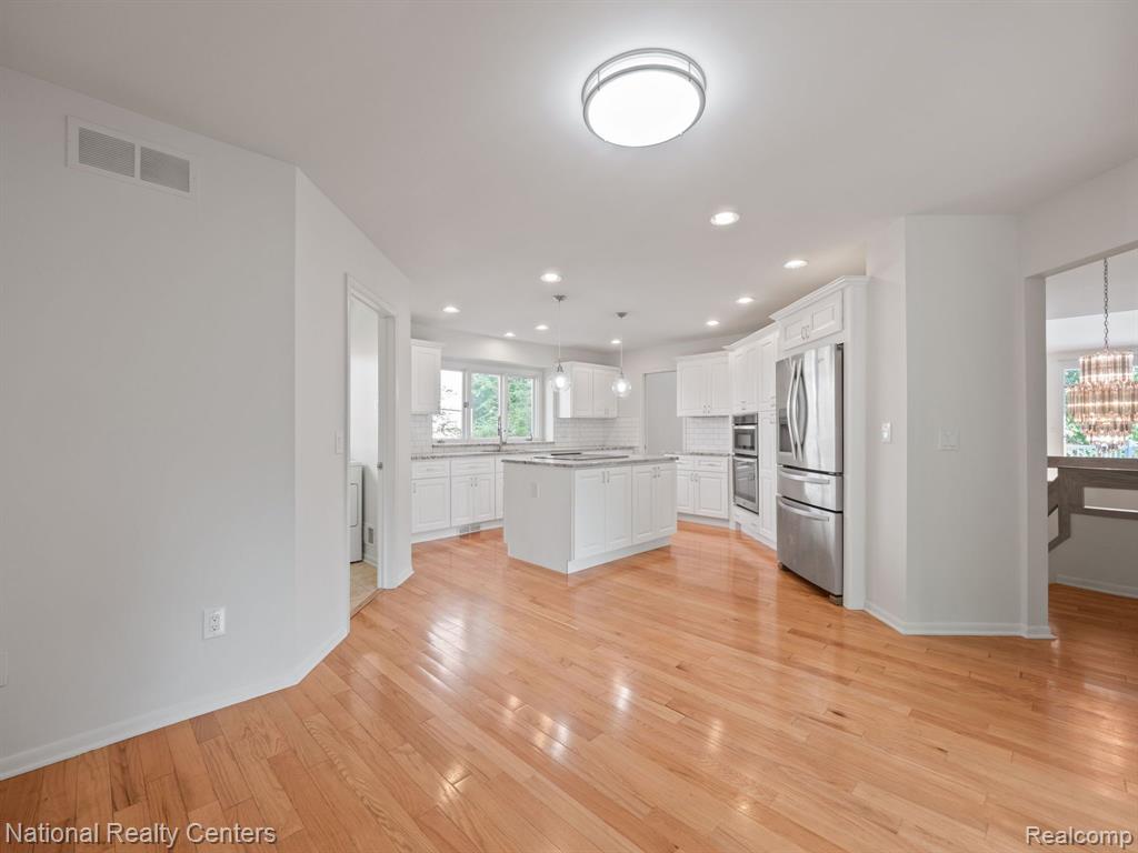 4888 WOODCLIFF HILL Road, West Bloomfield, MI 48323 — Photo 18