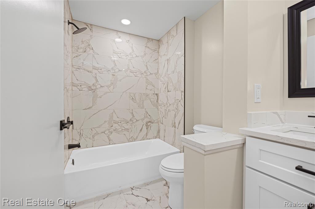 6027 Pebble Lane Court, West Bloomfield, MI — Photo 39