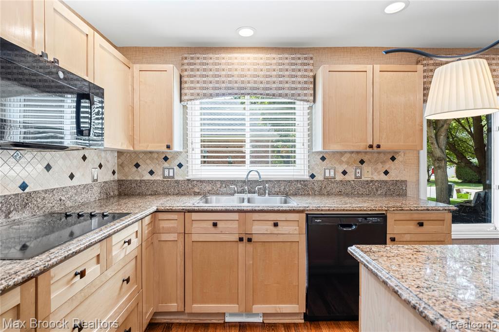 5015 Lake Vista Drive, West Bloomfield, MI 48323 — Photo 18