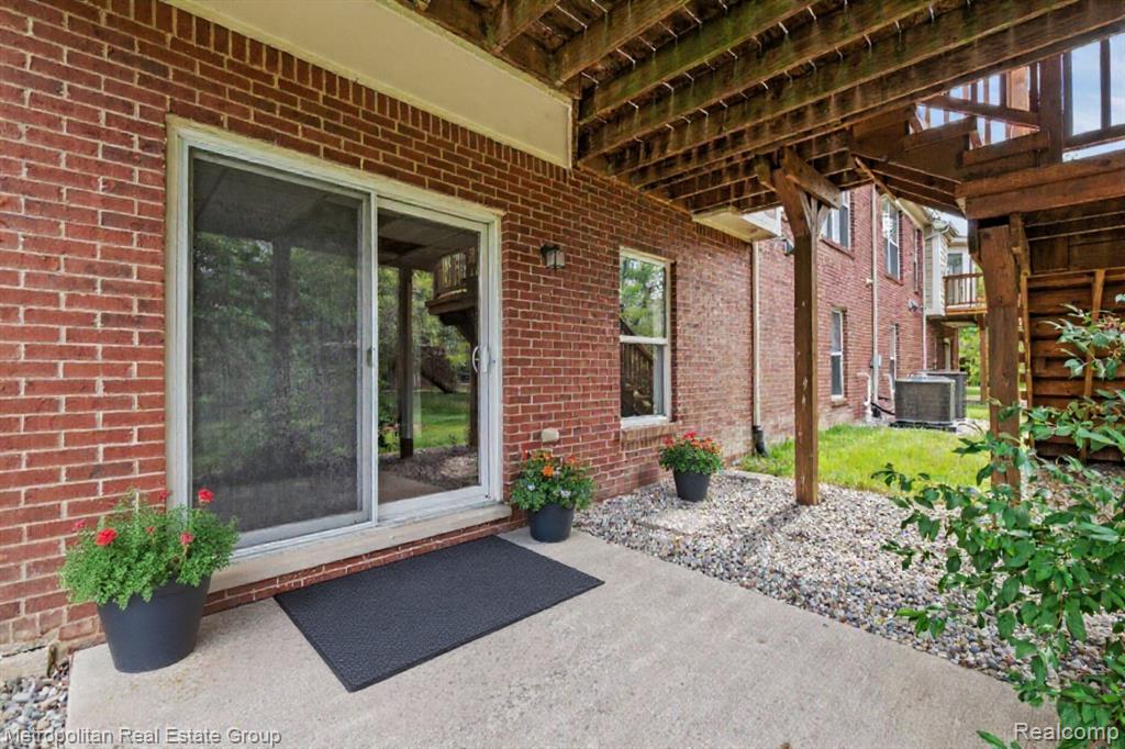 30207 Viewcrest Court, Novi, MI 48377 — Photo 34