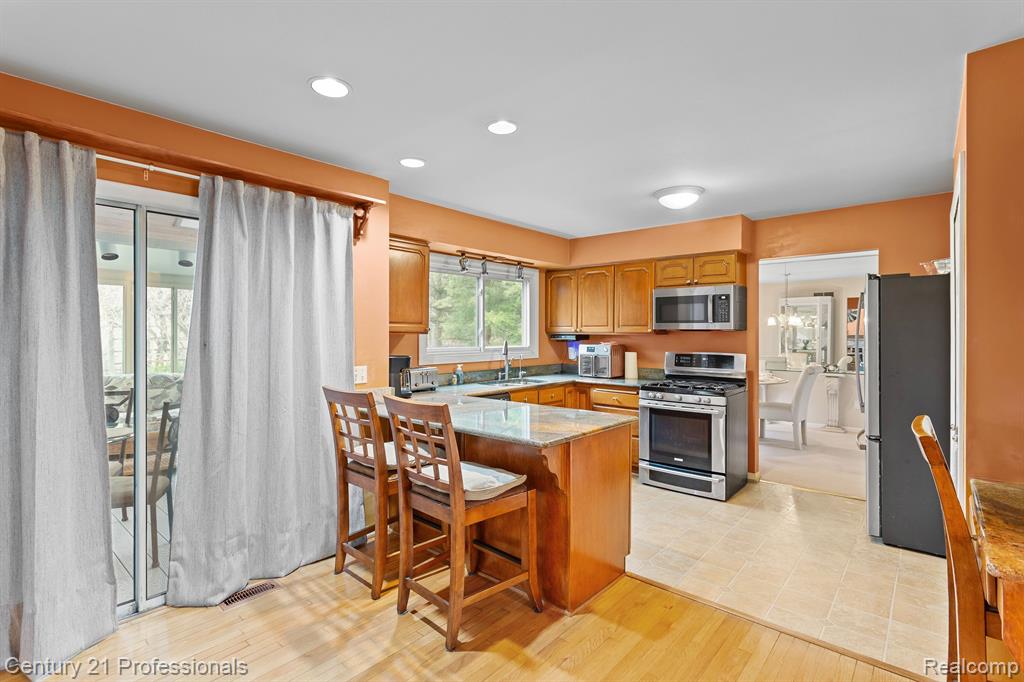7594 Woodside Place, Waterford, MI 48327 — Photo 13