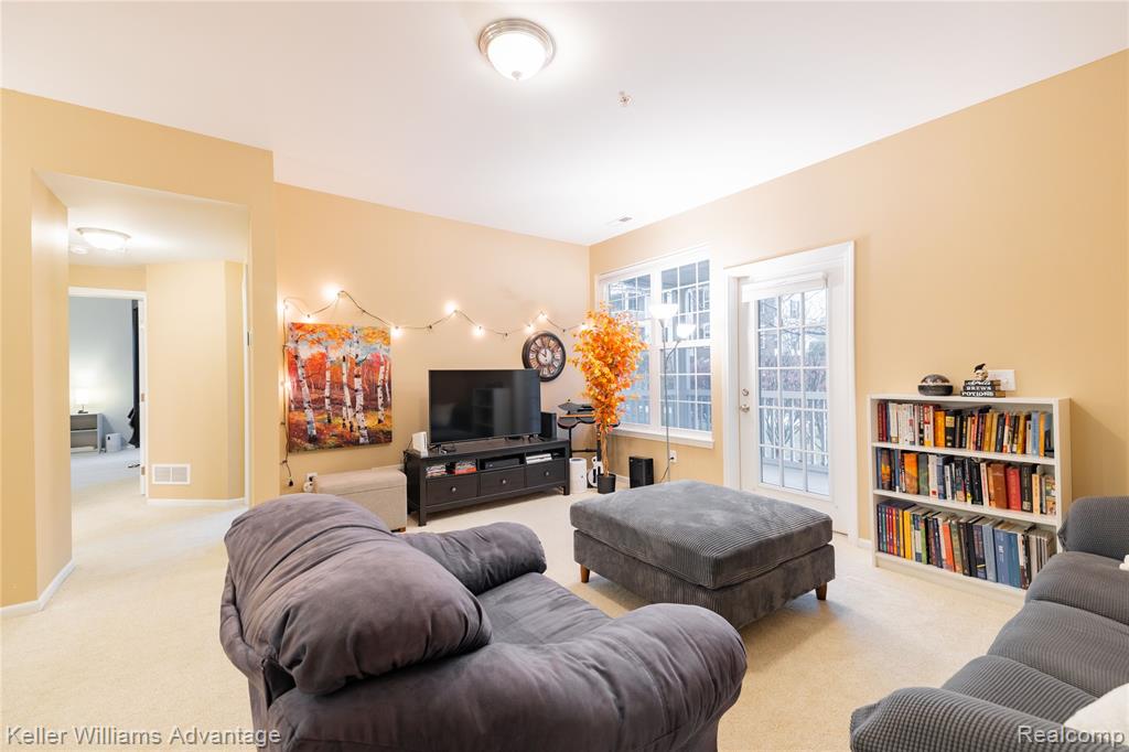 921 E Summerfield Glen Circle, Ann Arbor, MI 48103 — Photo 15