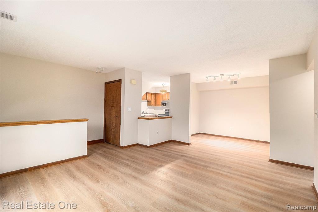 232 PINEWOOD Drive, Plymouth, MI 48170 — Photo 4