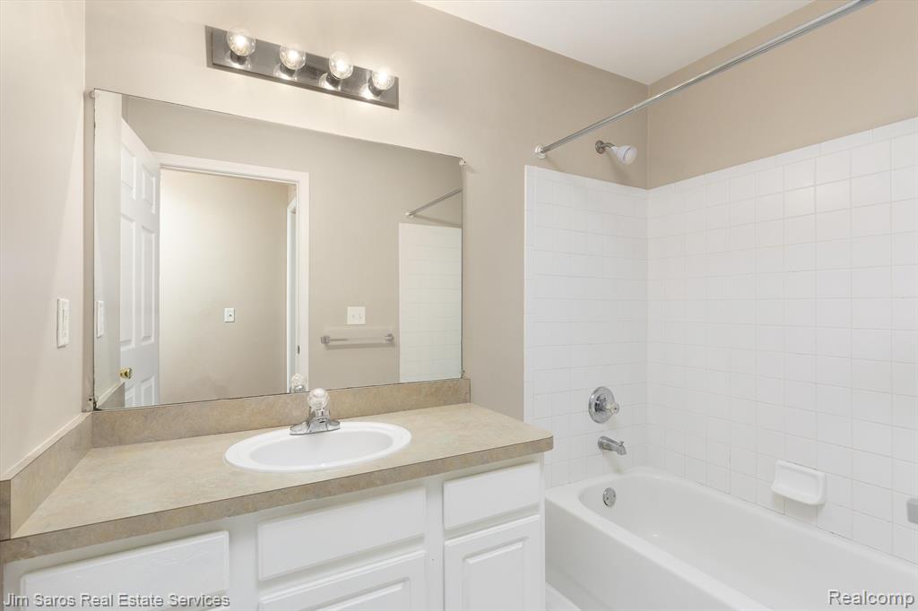 43115 WOODBRIDGE Drive, Clinton Twp, MI 48038 — Photo 9