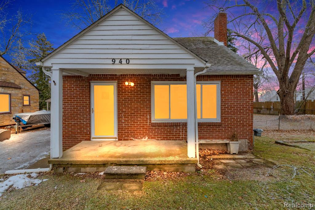 940 Cameron Avenue, Pontiac, MI 48340 — front exterior