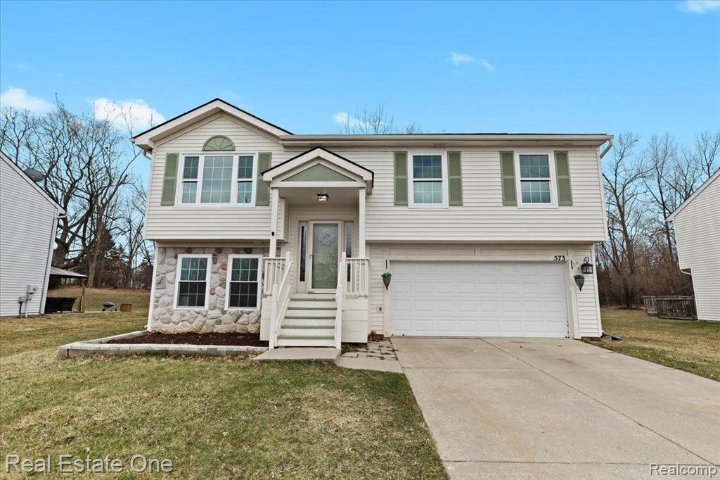 573 CARRIAGE HILL Drive, Fenton, MI 48430 — Photo 2