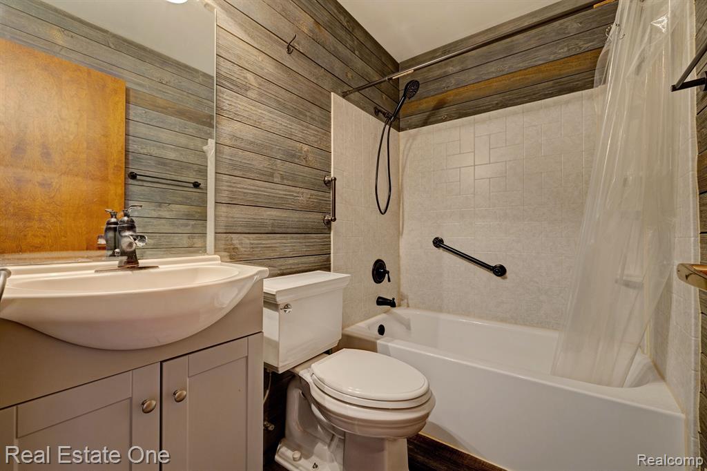 9045 E BLUEWATER Drive, Clarkston, MI 48348 — Photo 18