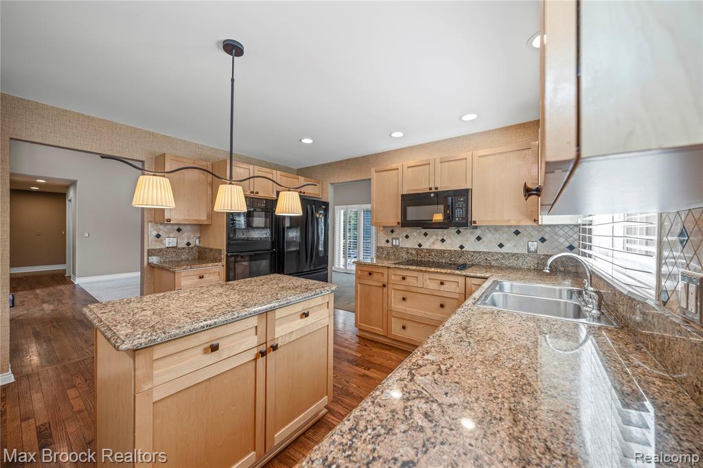 5015 Lake Vista Drive, West Bloomfield, MI 48323 — Photo 20