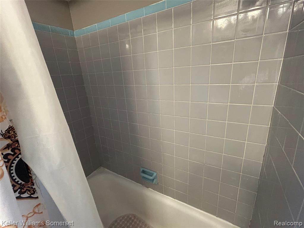 18573 Elkhart Street, Harper Woods, MI 48225 — Photo 27