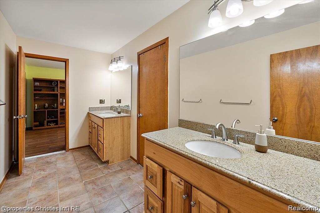4566 Walden Drive, Bloomfield Hills, MI 48301 — Photo 34