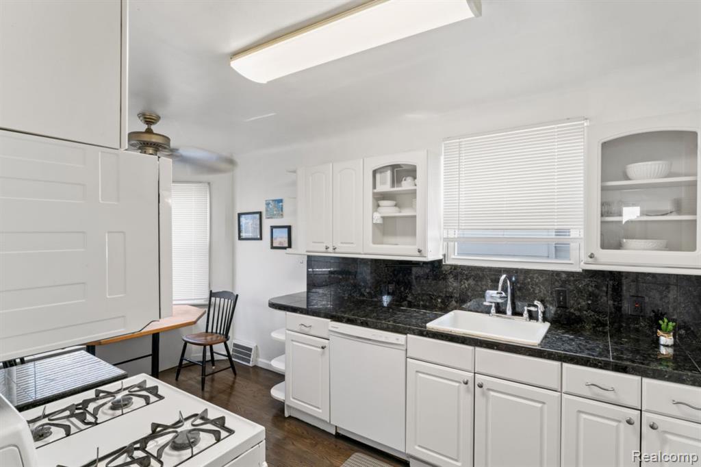 5125 CURTIS Street, Dearborn, MI 48126 — Photo 8
