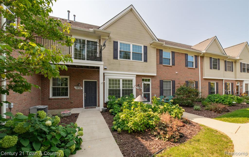 1032 SHIAWASSEE Circle, Howell, MI 48843 — front exterior