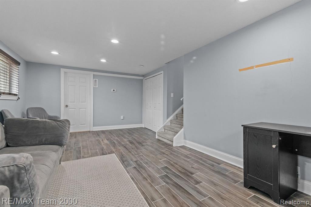 6751 N CHARLESWORTH Street, Dearborn Heights, MI 48127 — Photo 12