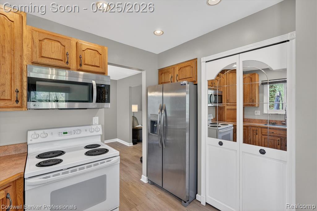 8303 Belle Bluff Drive, Grand Blanc, MI 48439 — Photo 14