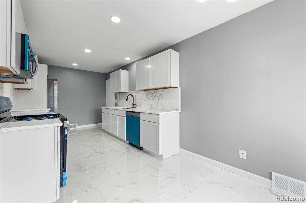 23701 Coyle Street, Oak Park, MI 48237 — Photo 12
