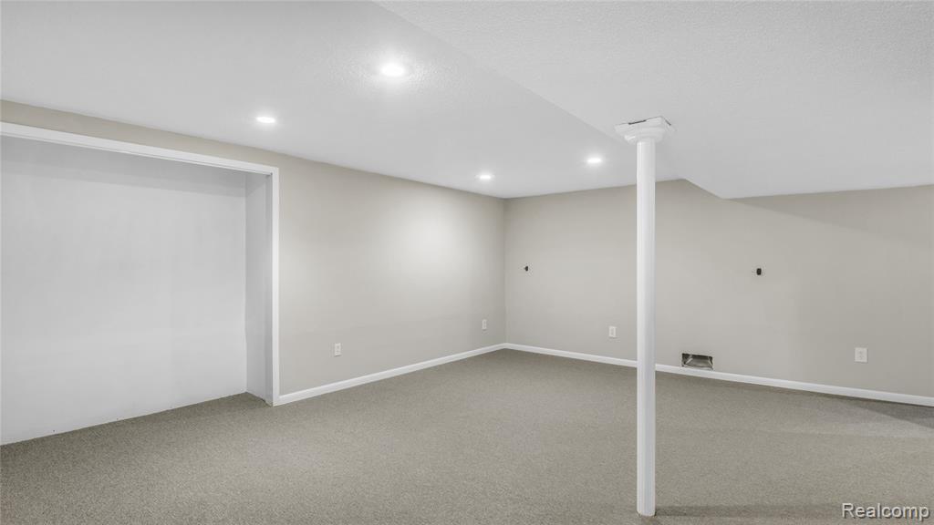 7113 Elmhurst, West Bloomfield, MI — Photo 37