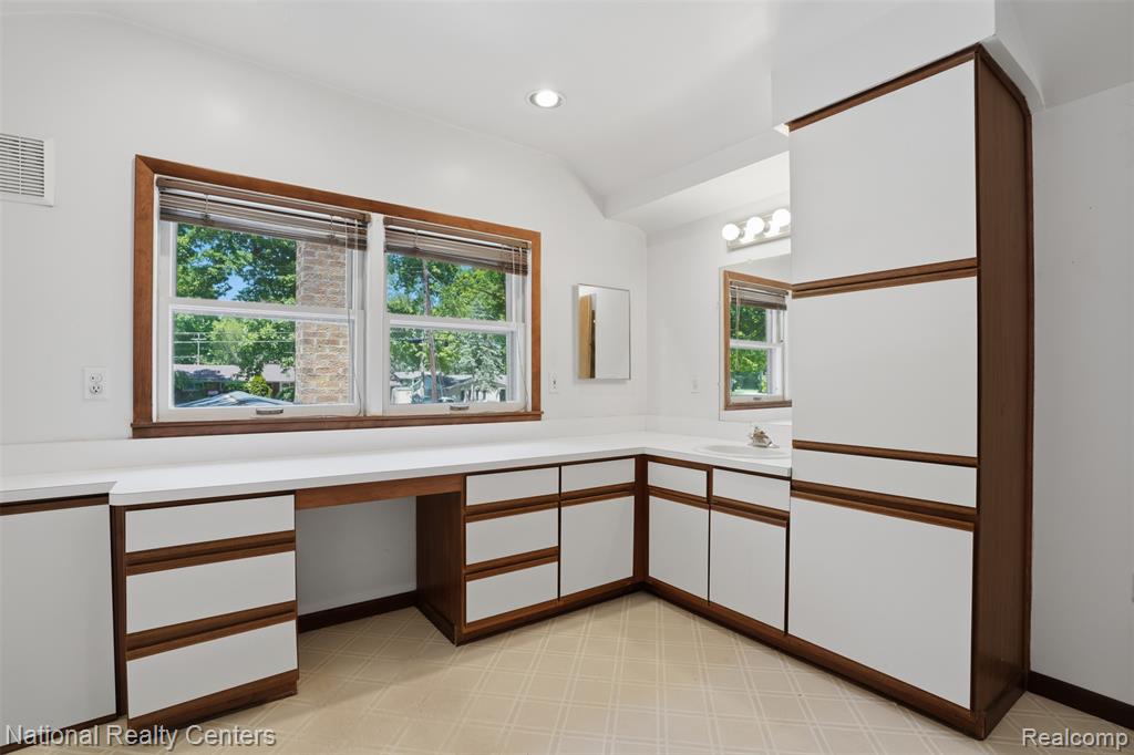 3889 Lakewood Drive, Waterford, MI 48329 — Photo 27