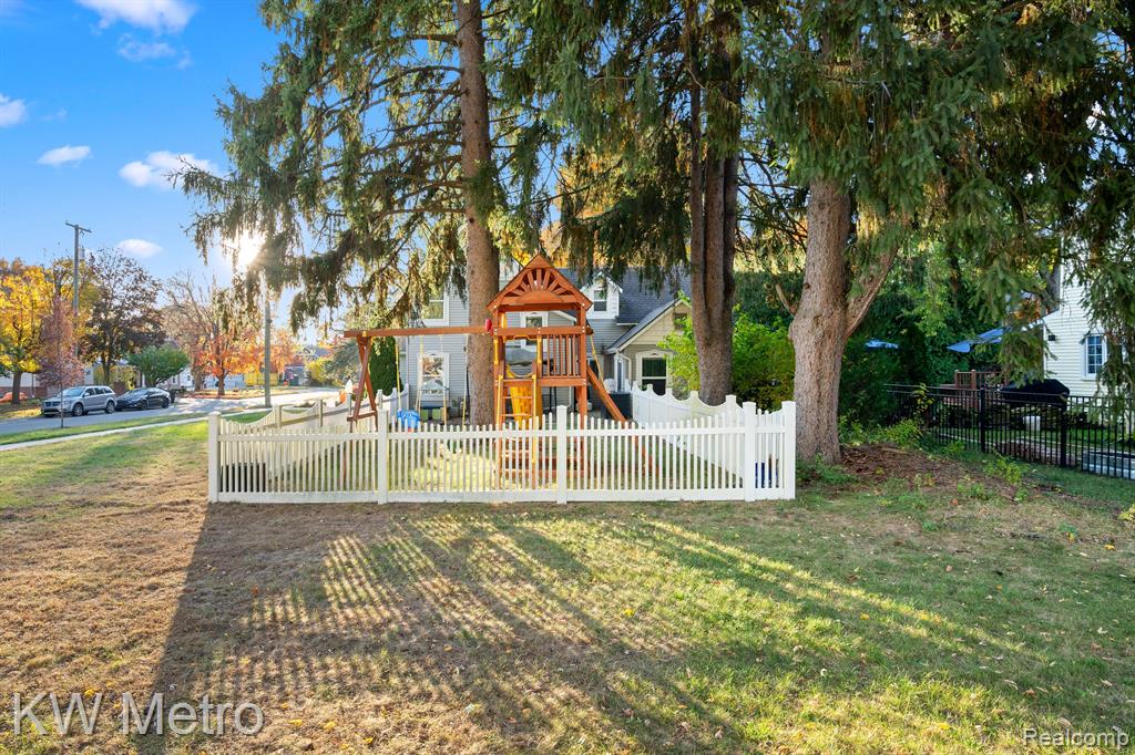 735 E HURON Street, Milford, MI 48381 — Photo 35