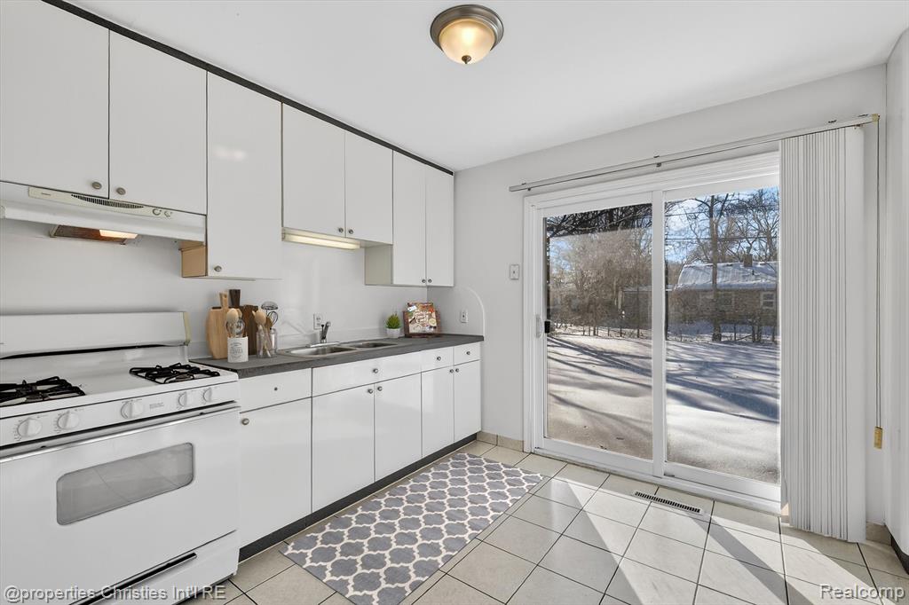 10111 Troy Street, Oak Park, MI, 48237