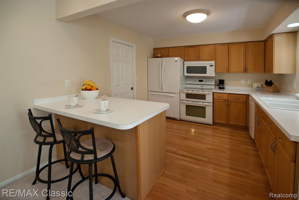587 Winwood Circle, 20, Walled Lake, MI 48390 — Photo 13