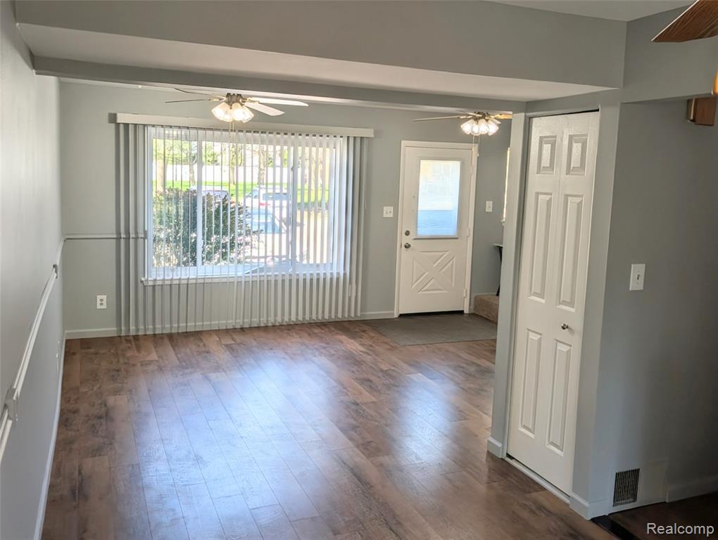 1390 Laurel Valley Drive, Waterford, MI 48327 — Photo 6
