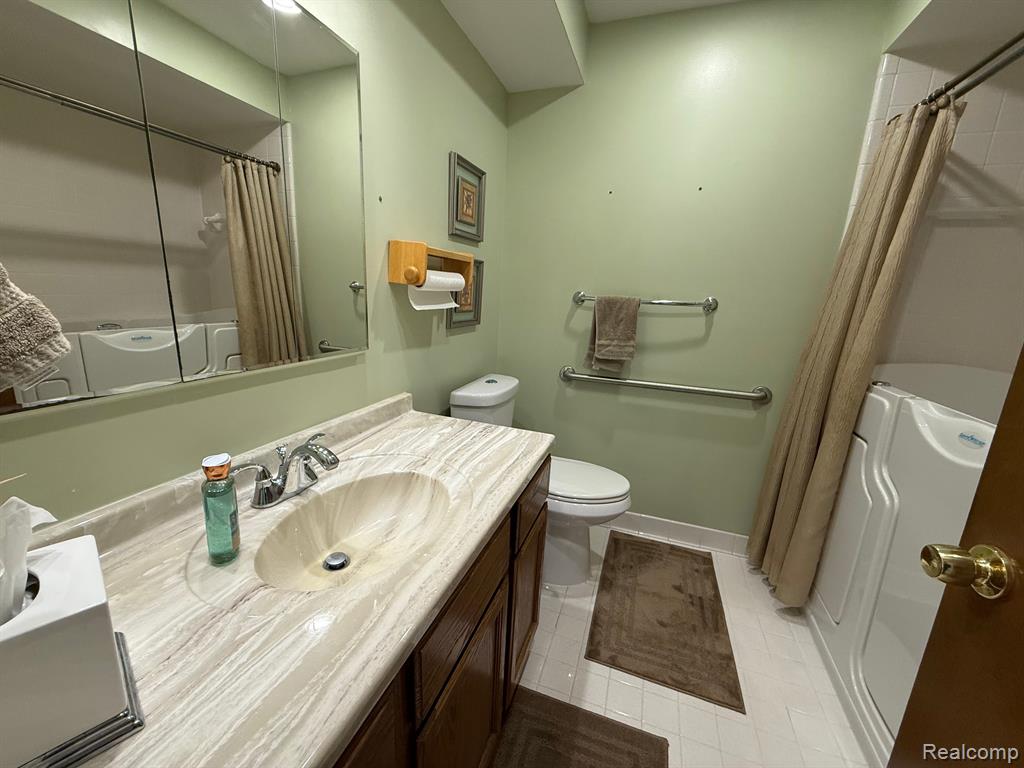 774 COUNTRY CLUB Drive, Saint Clair Shores, MI 48082 — Photo 11