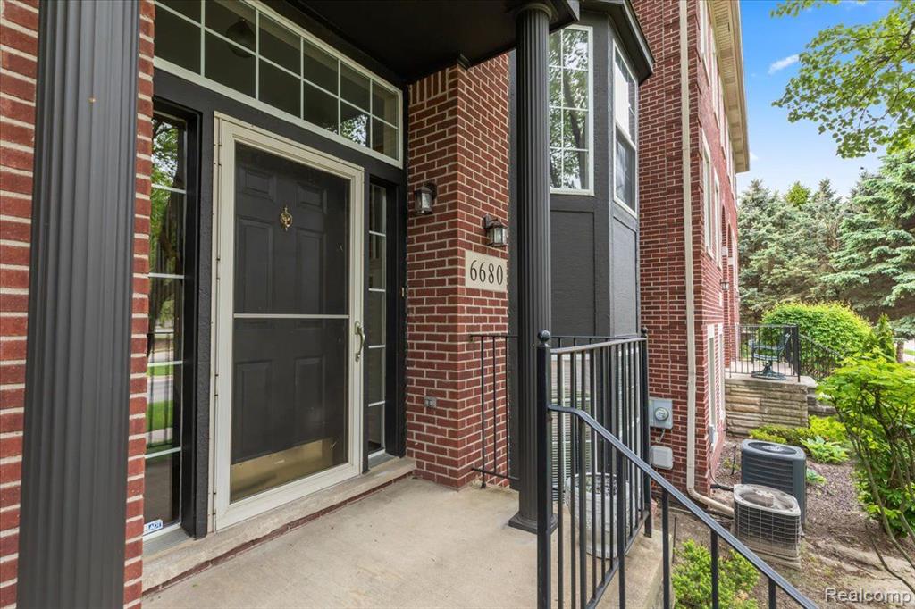 6680 CENTRAL CITY Parkway, Westland, MI — Photo 4