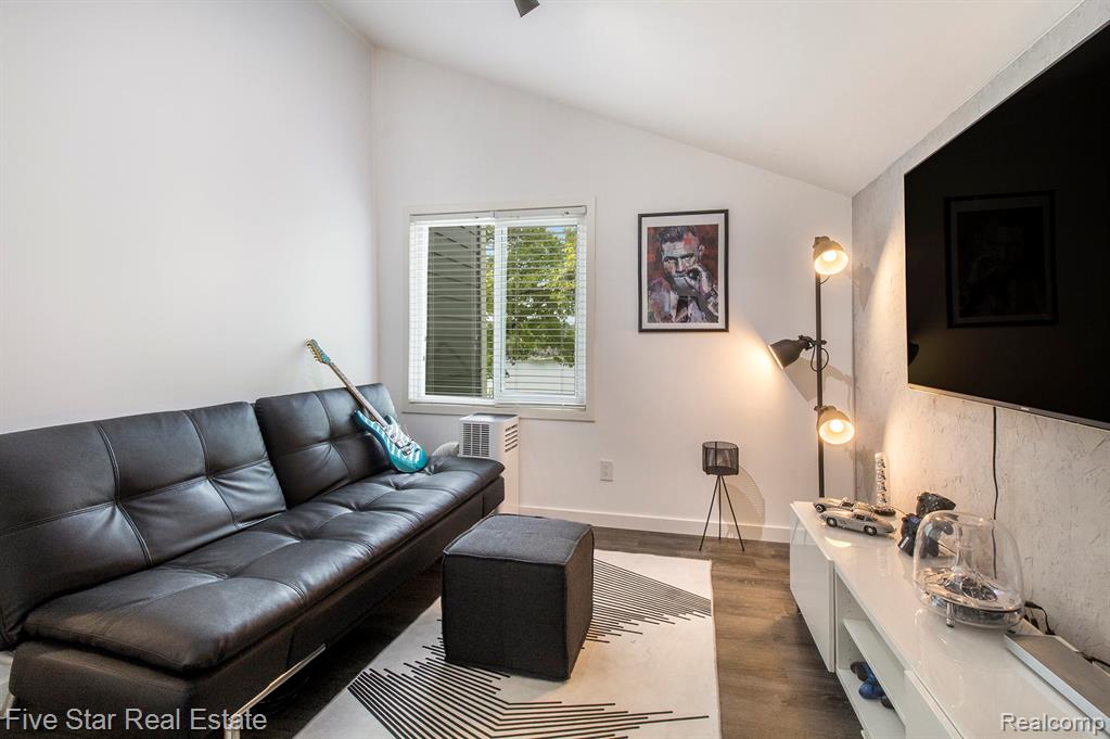 7025 Dandison Boulevard, West Bloomfield, MI 48324 — Photo 39