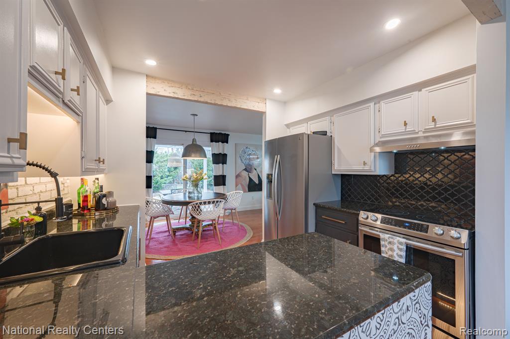 81 STRATFORD Lane, Rochester Hills, MI 48309 — Photo 11