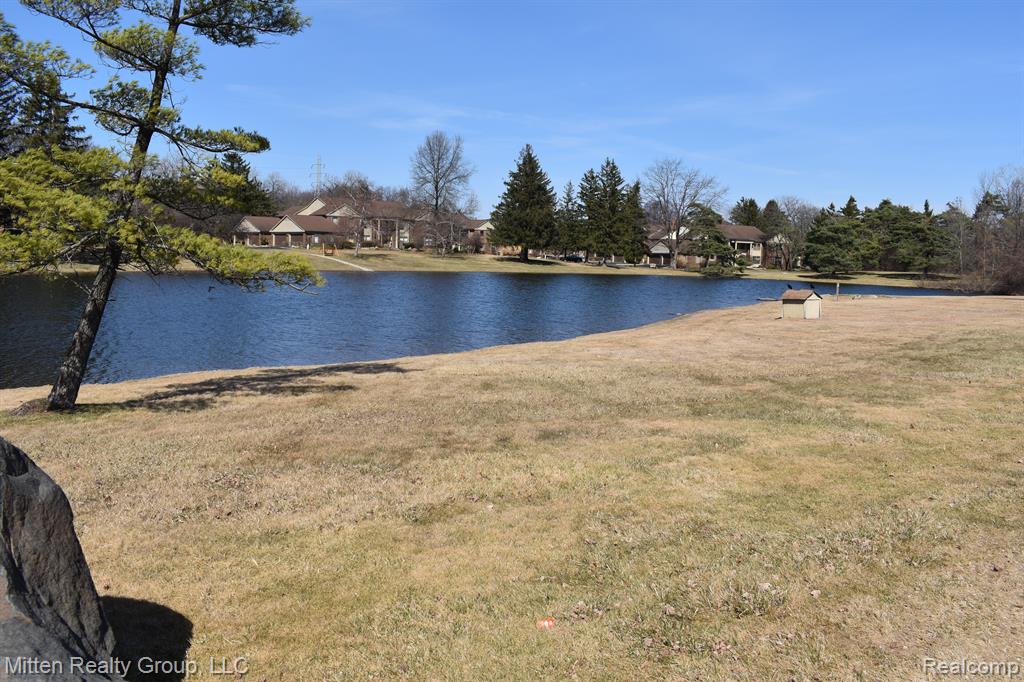 4356 FOXPOINTE Drive, West Bloomfield, MI 48323 — Photo 32