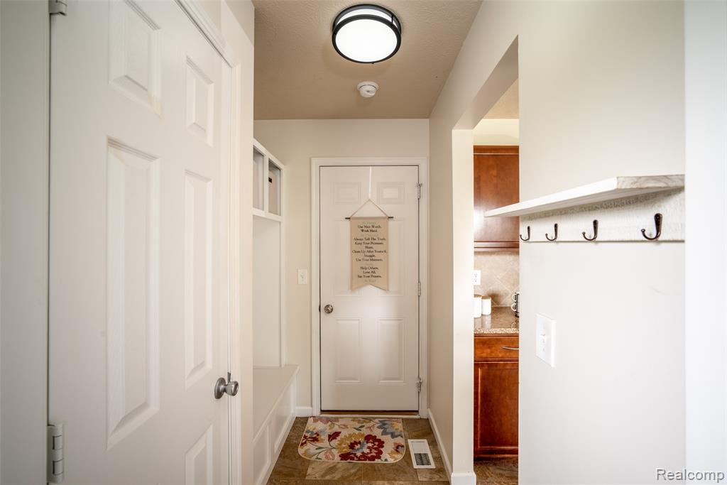 3411 Amber Oaks Drive, Howell, MI 48855 — Photo 10