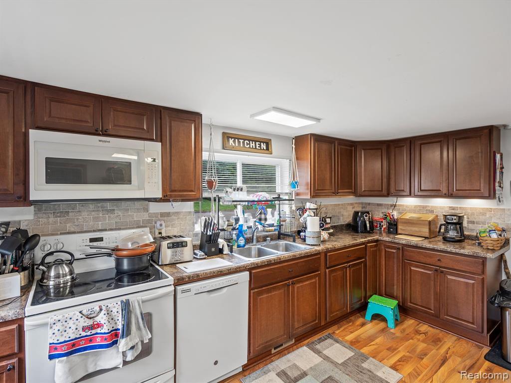 10196 HEGEL Road, Goodrich Vlg, MI — Photo 12