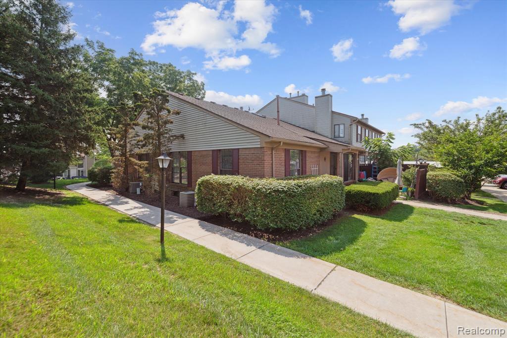 38819 Country Circle, Farmington Hills, MI 48331 — Photo 23